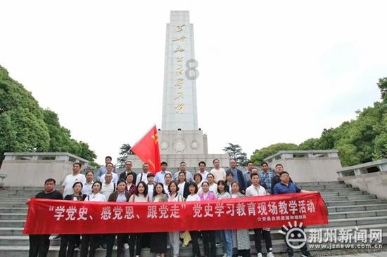 愿无大碍!吉伦沃特与郭凯抢球时撞到广告牌 随后返回更衣室